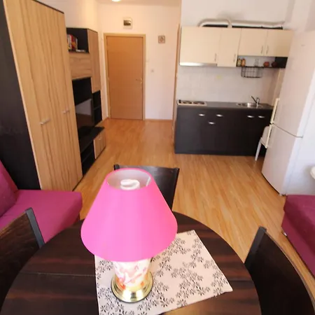 Sunny Day 6 - Menada Daire